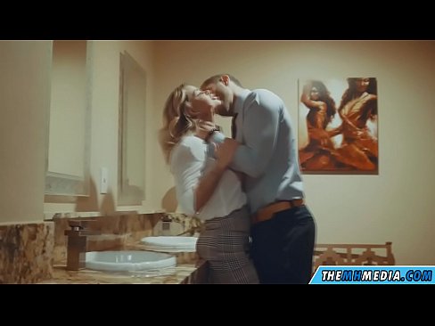 ❤️ Gava ku blondeyek busty we di nav hewşek gelemperî de dixapîne ❤️ Porno li porno ku.newsexxxx.ru ️❤
